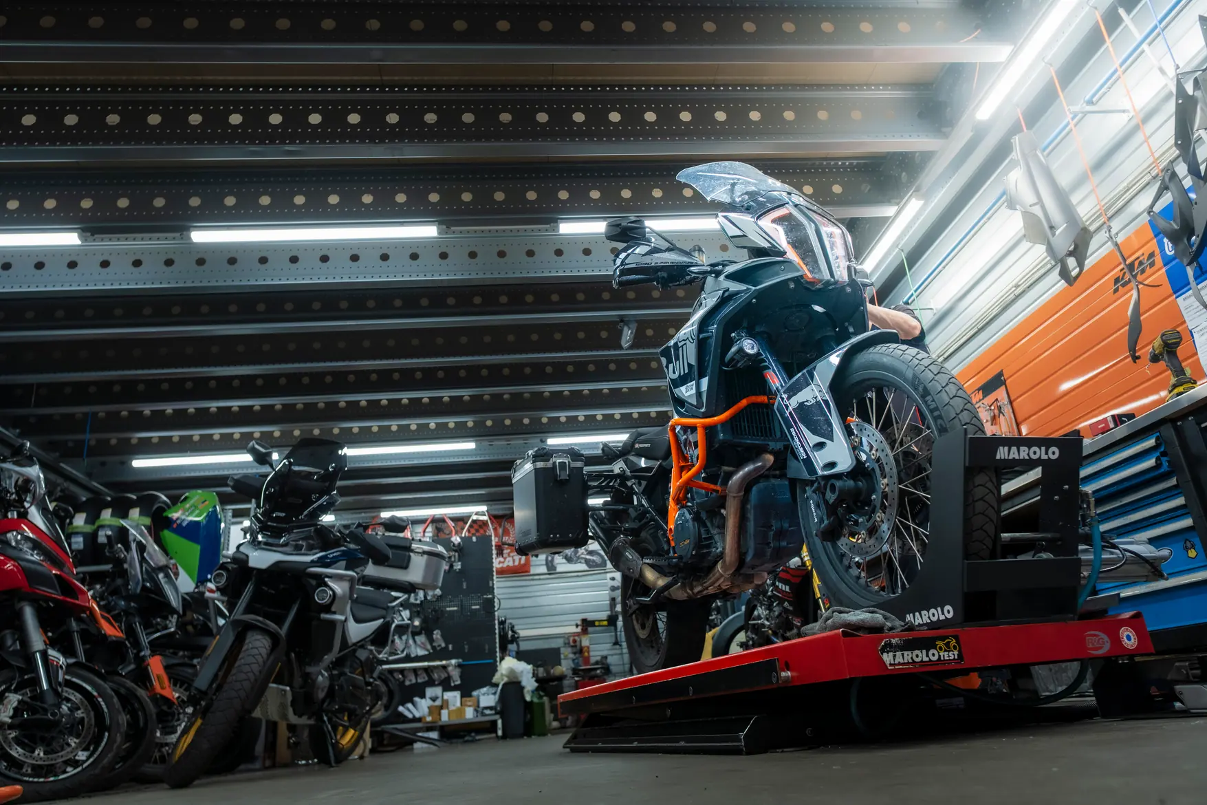 Motos sur les ponts de l’atelier Bike Avenue
