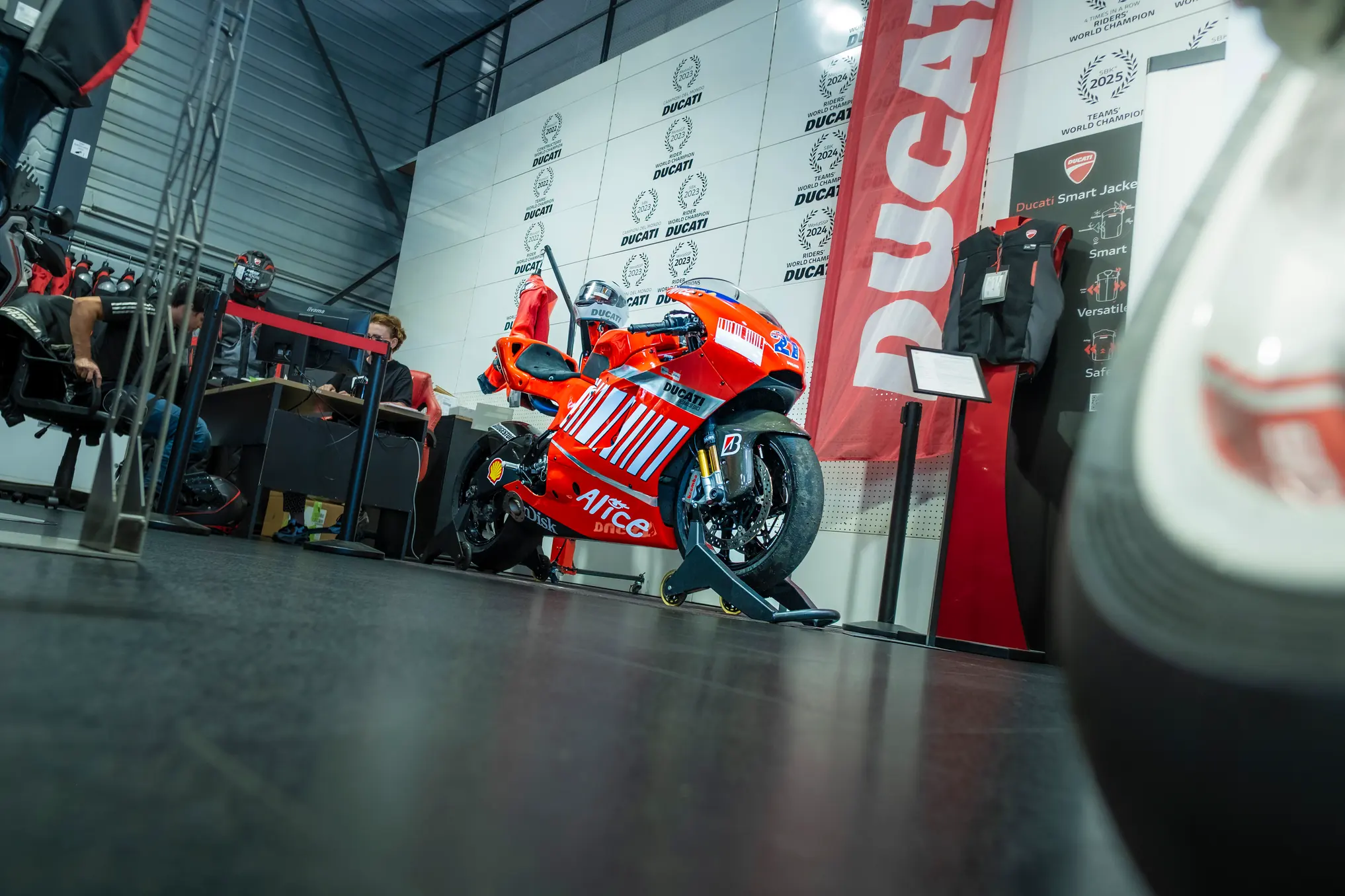Espace conseil et Ducati exposée chez Bike Avenue