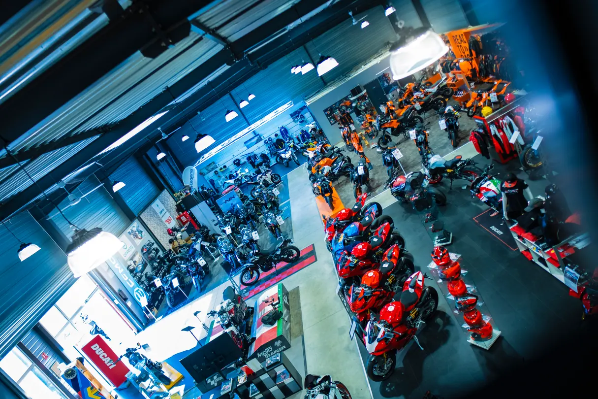 Vue d’ensemble des motos dans le showroom Bike Avenue