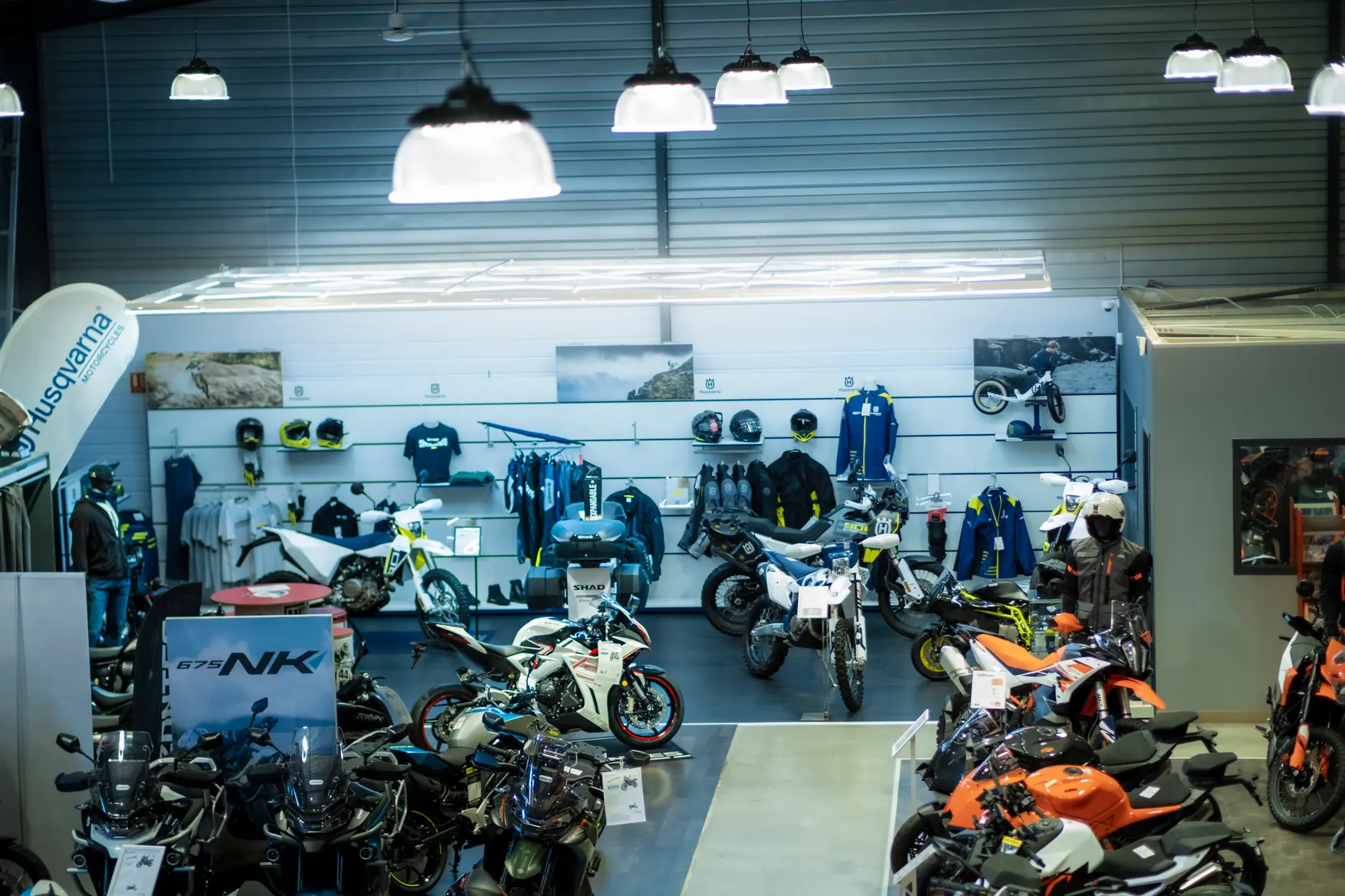 Motos exposées dans le showroom Bike Avenue à Lons