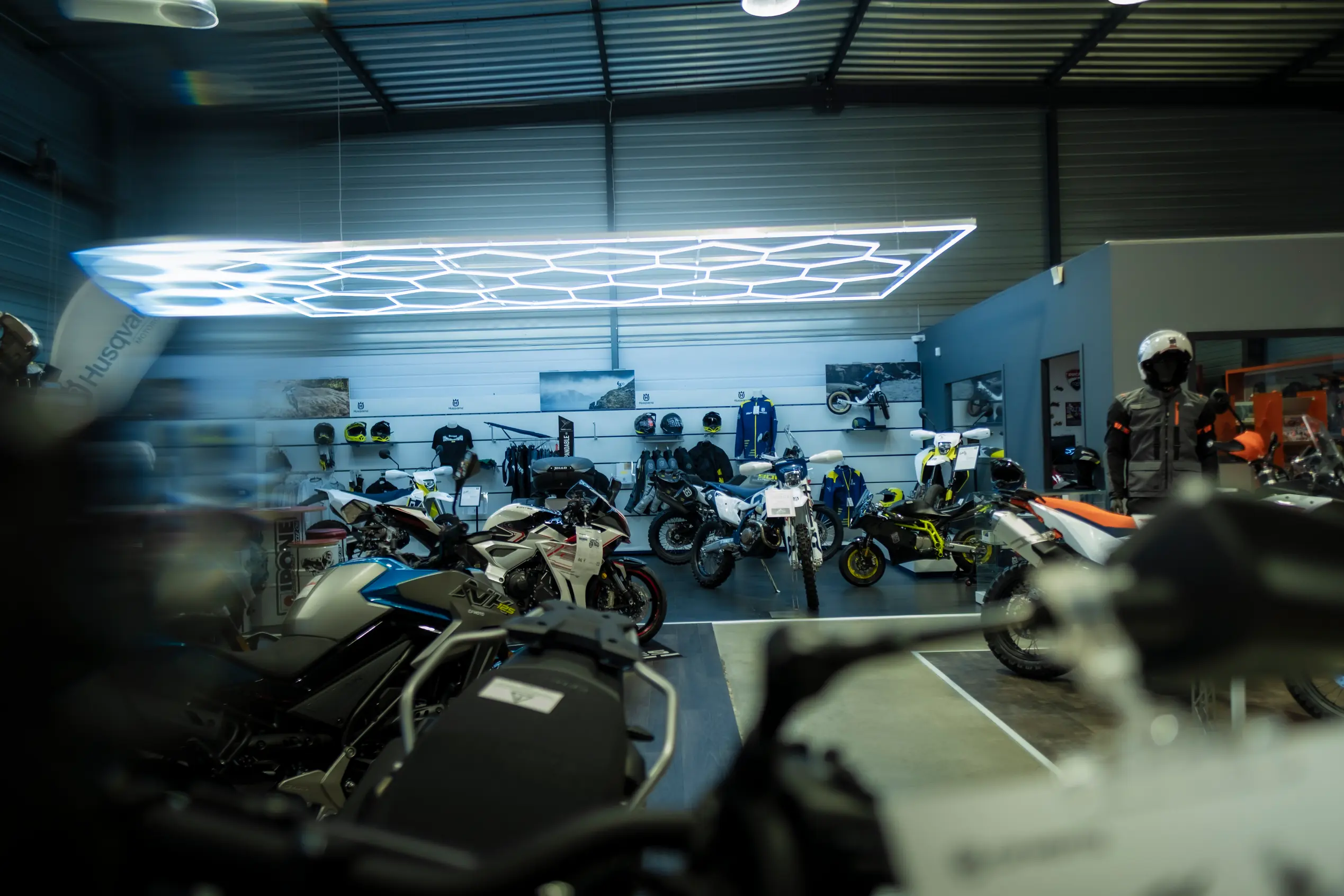 Motos et équipements dans le showroom Bike Avenue